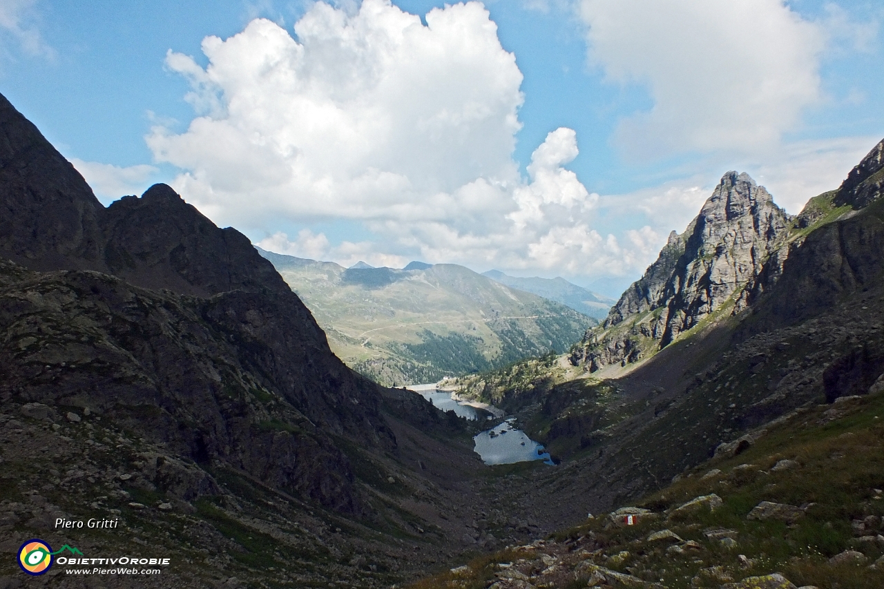 65 sguardo in basso al lungo vallone col Pizzo Tronella a dx....JPG